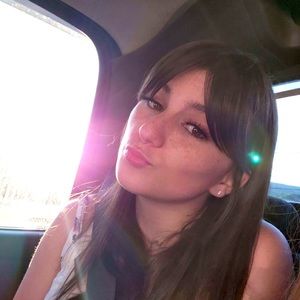 Meet your Posher, Amberly, 18 yrs of age.😃